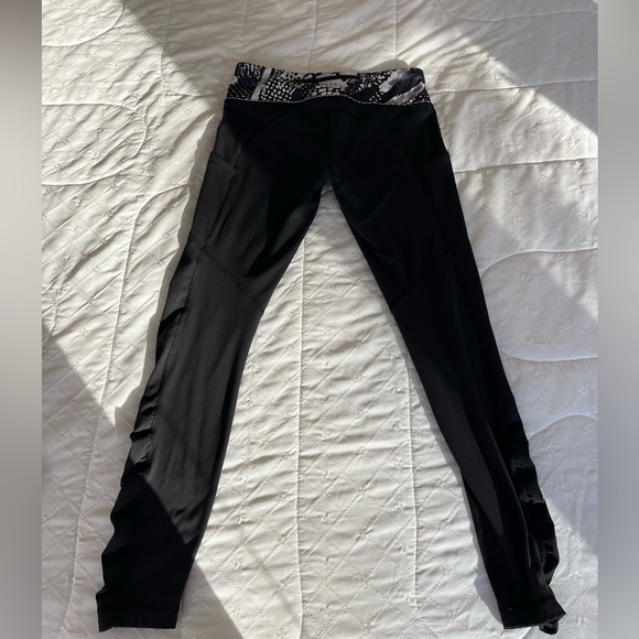 BLACK LULULEMON LEGGINGS - Picture 3 of 16